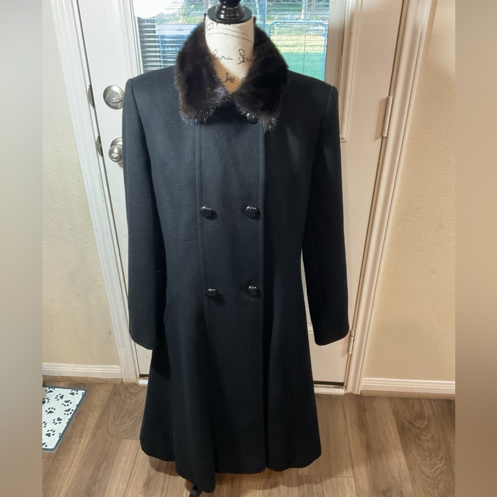 Elegant Black Double-Breasted Coat with Fur Collar